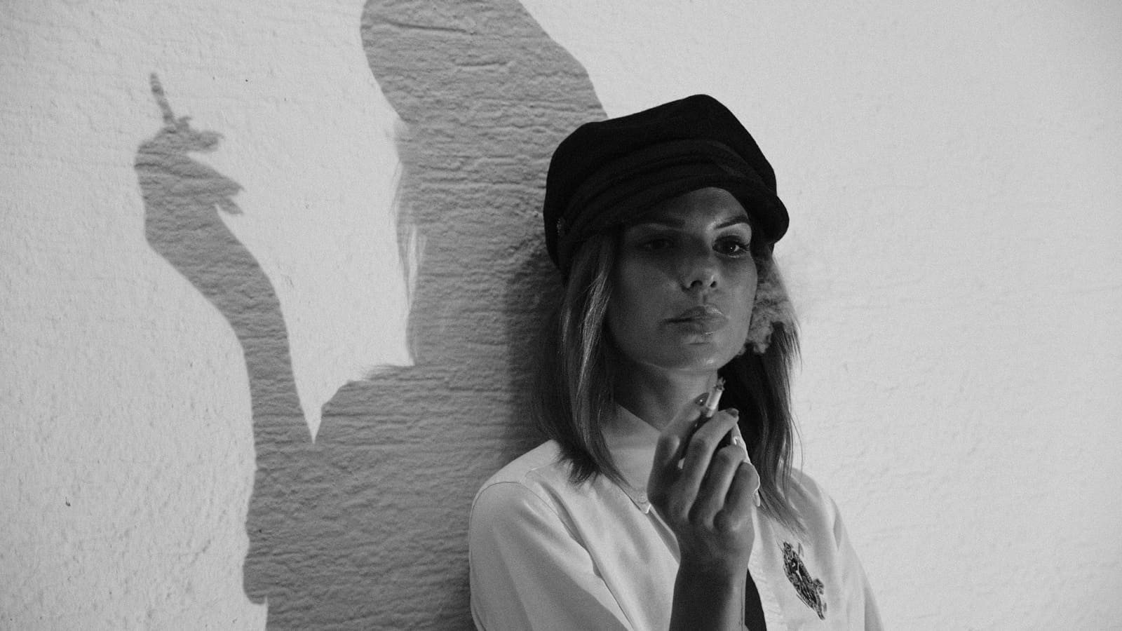 Film Noir Shooting - Frau steht nachts im Laternenlicht und raucht - wordpress web.design