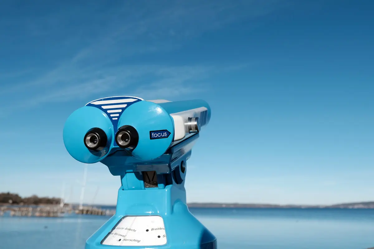Telescope by the lake - be found well in Google - netzwerk.design